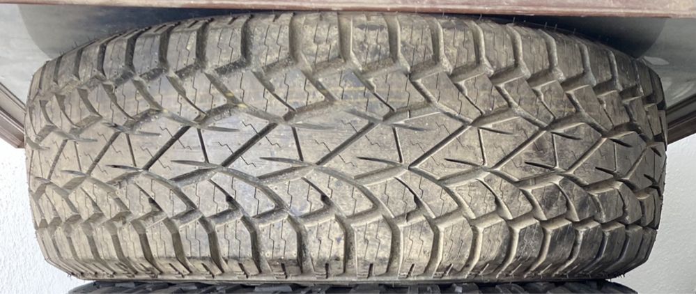 Vendo um pneu A/T novo na medida 285/70R17