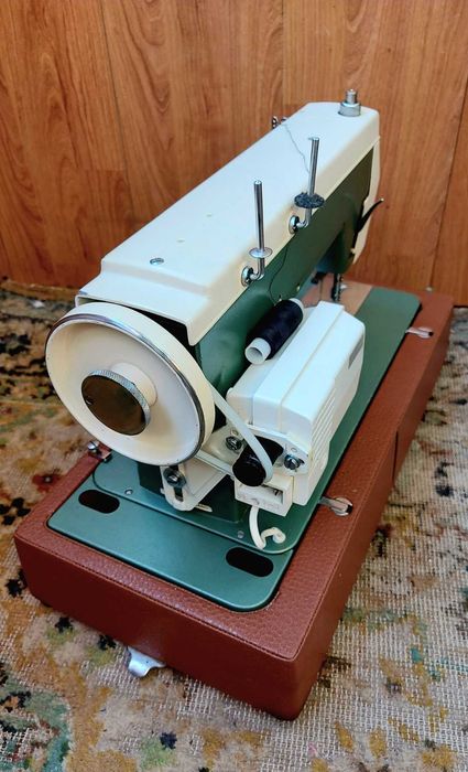 Польская швейная машина Radom 432 настроенная шьет все полный комплект