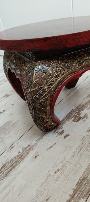 Stolik orientalny dekoracyjny ręcznie rzeźbiony i zdobiony