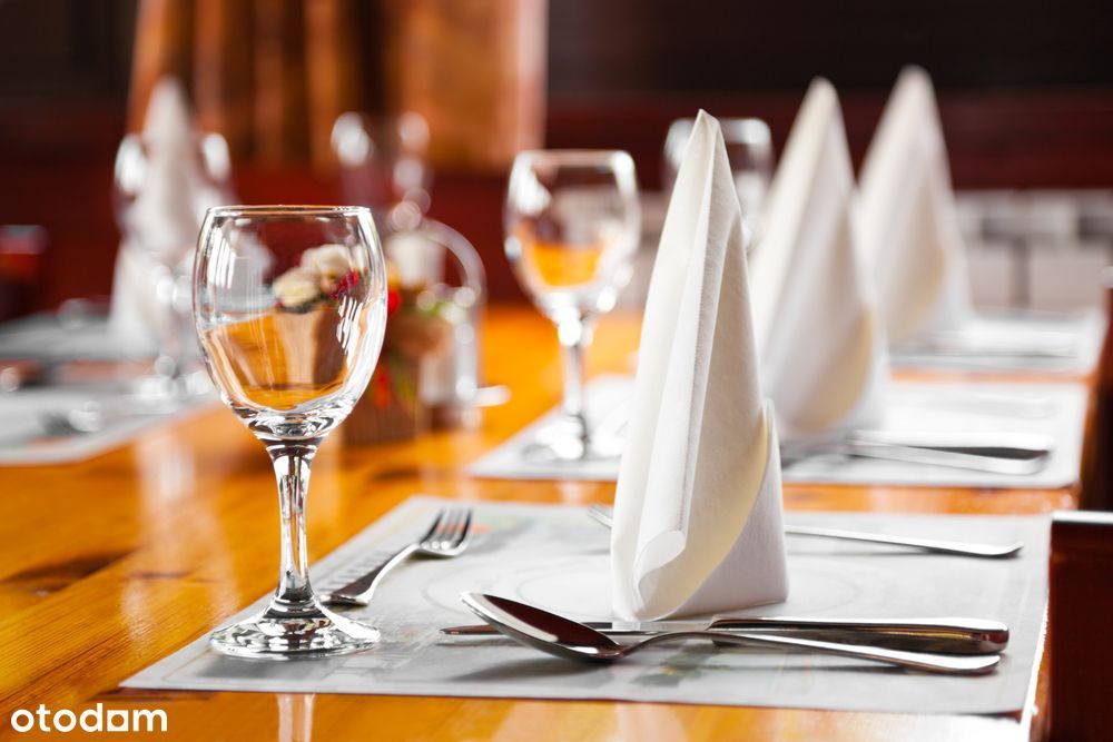 Duży lokal gastronomiczny w prestiżowej lokalizacji, witryny