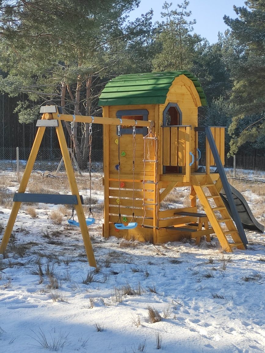 Plac zabaw domek zjeżdżalnia huśtawka piaskownica stolik ścianka wspin