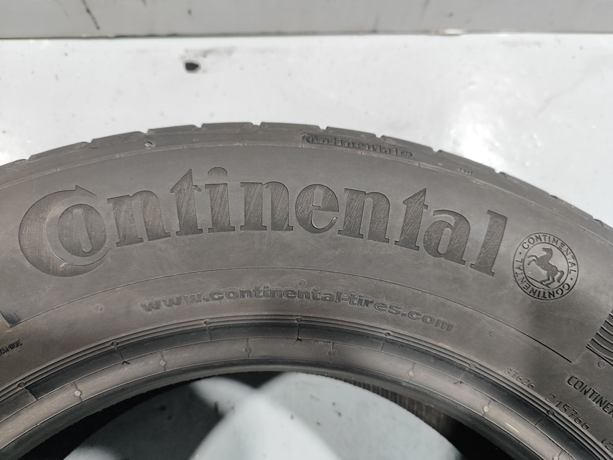 2 pneus semi novos 205-65R15 Continental - Oferta dos portes