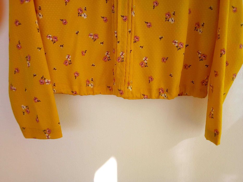 Blusa amarela torrado com flores - Lefties - Tamanho L - Nova!