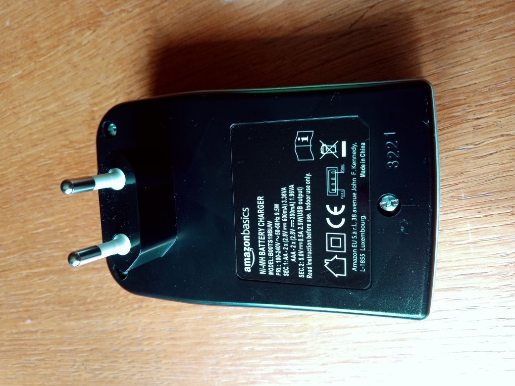 Ładowarka AmazonBasics V3299USBEU z ośmioma akumulatorami Ni-MH AA/AAA