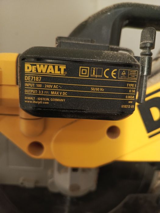 Piła ukośnica DeWalt ze stołem