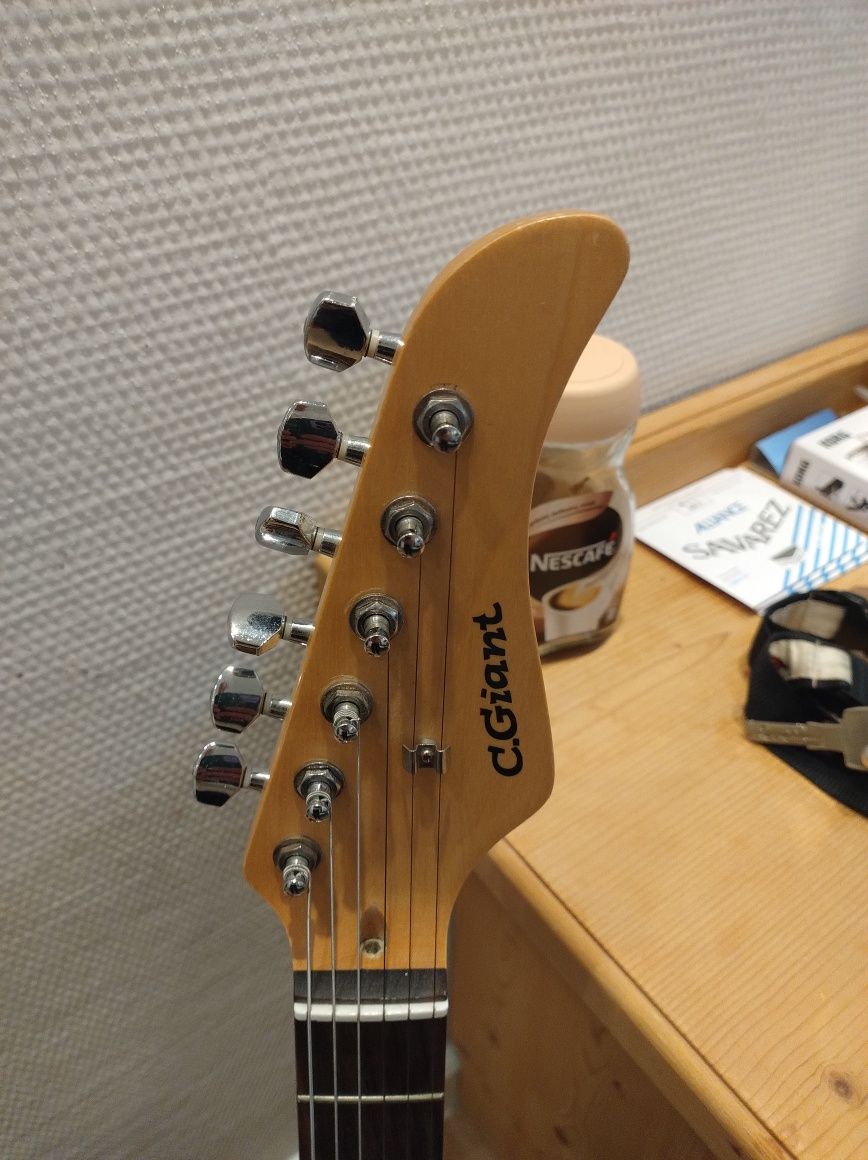 C. Giant Stratocaster gitara elektryczna