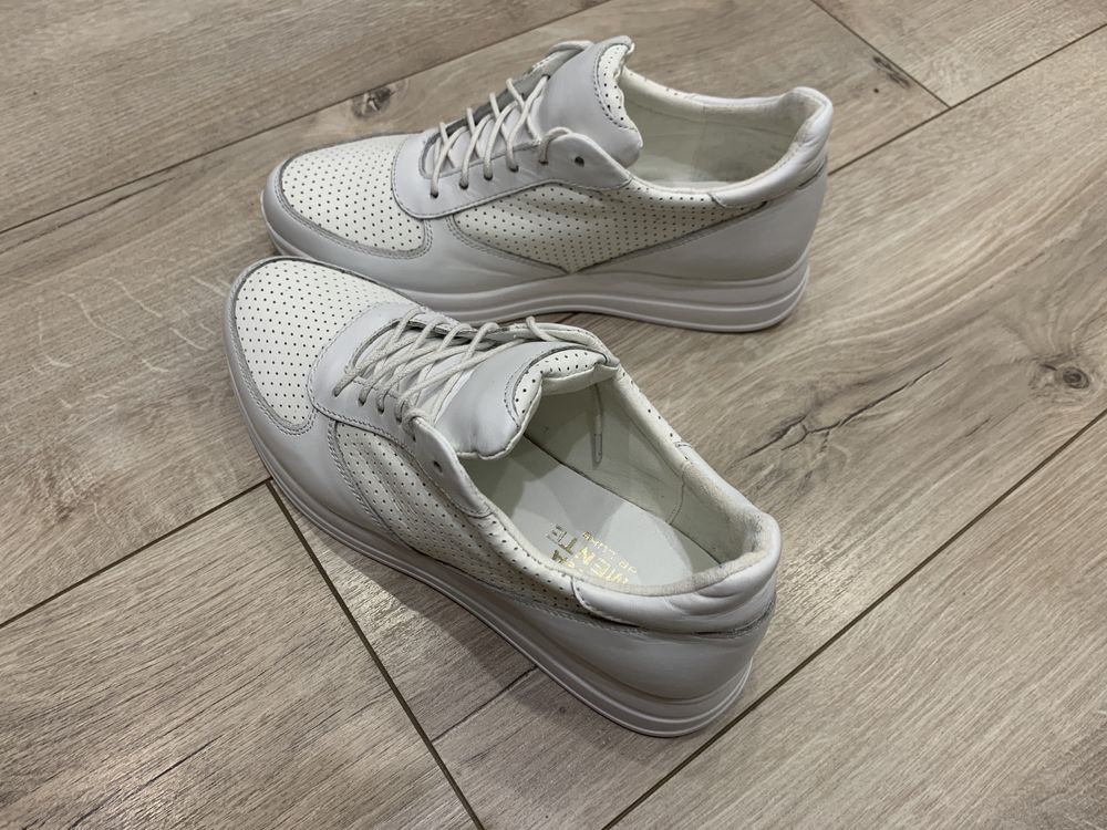 Білі кросівки нові