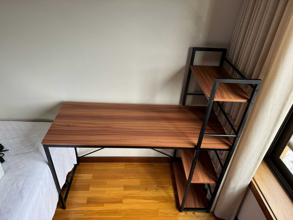 Secretária com prateleiras – usada, em excelente estado