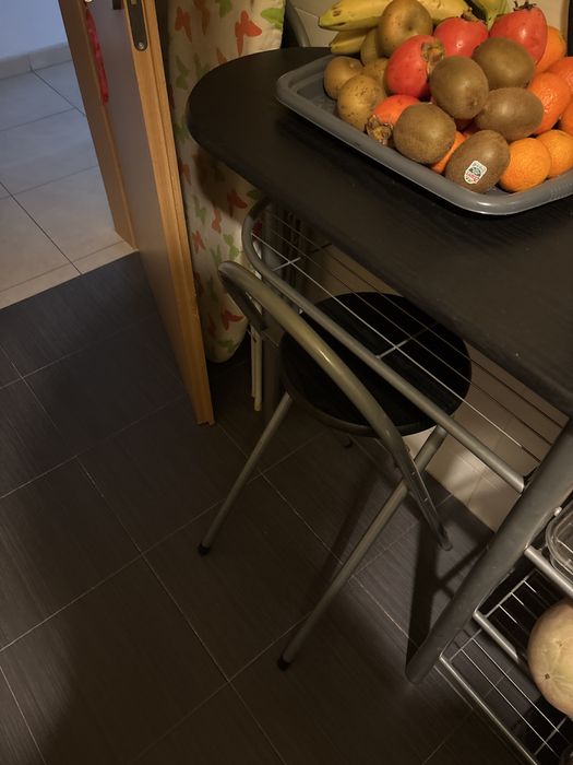 Mesa de cozinha com arrumacão