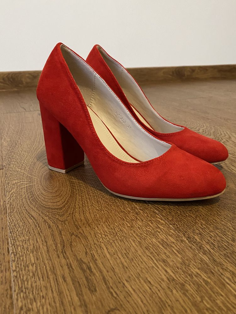 Туфлі червоні на стійкому каблуку