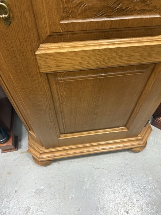 Szafa z rzezbionym frontem