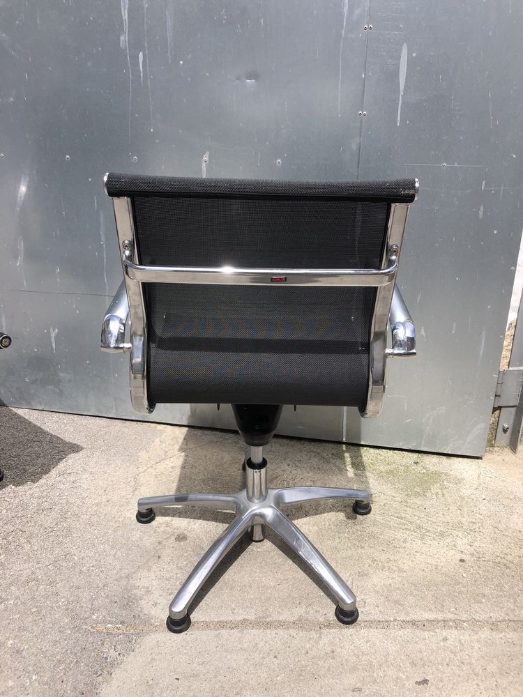 Cadeira de escritorio Ray and Charles Eames EA108