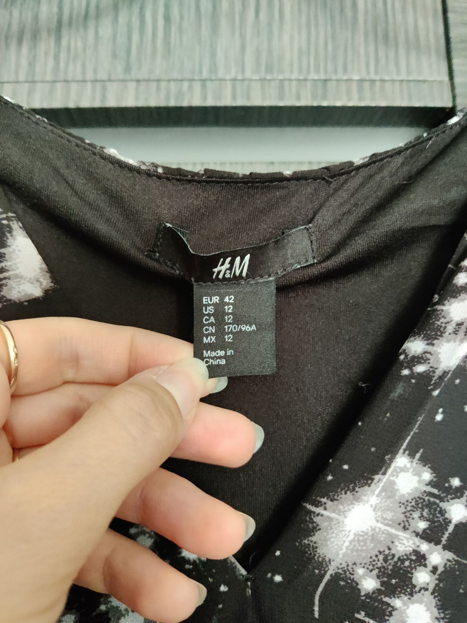 Sukienka czarna H&M na szerokich ramiączkach rozmiar 42