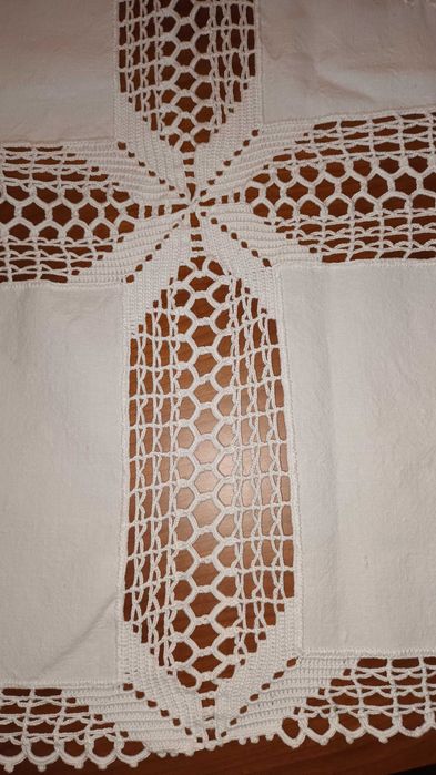 Toalha de mesa (linho, renda e bordado)