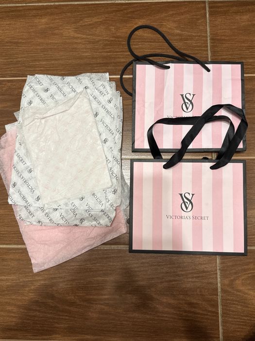 Подарункові пакети та папір Вікторія Сікрет Victoria’s Secret