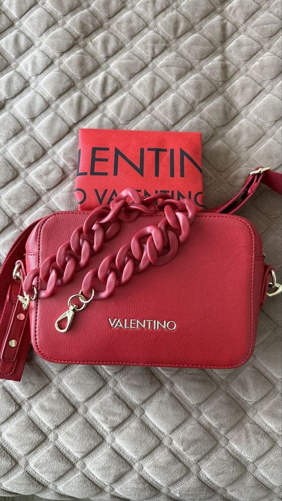 Продам красную сумочку Valentino оригинал