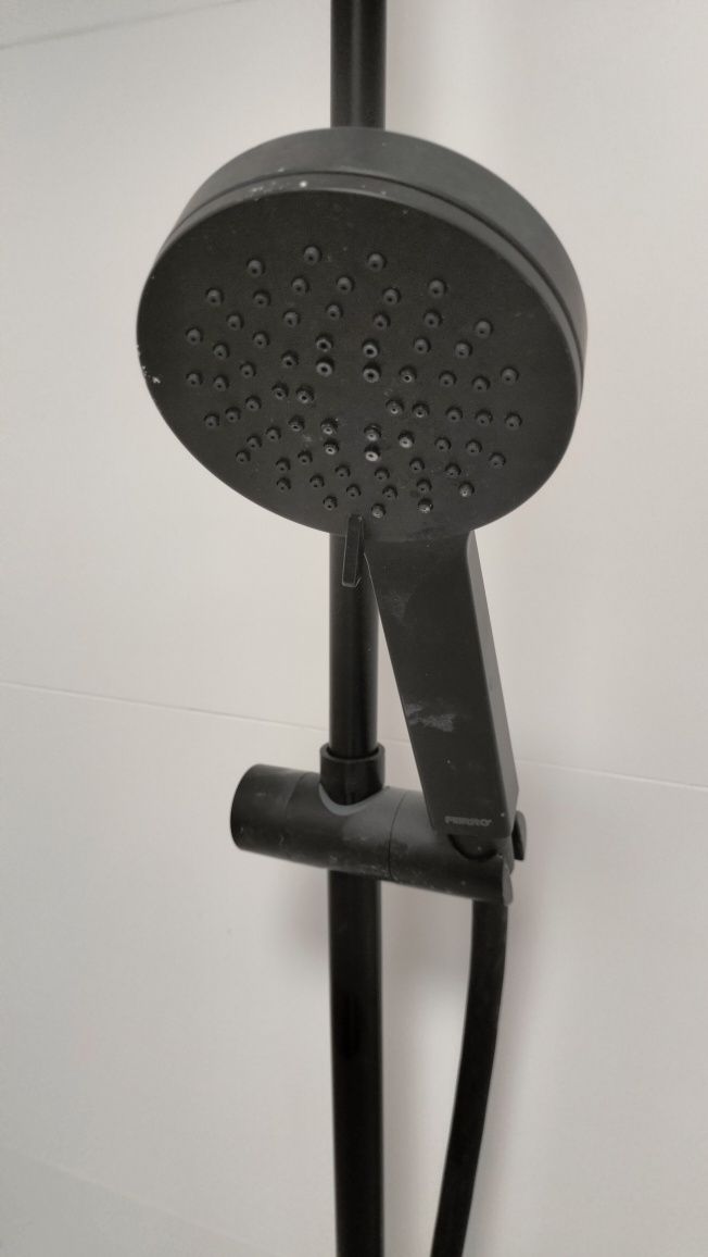 Zestaw natryskowy z baterią termostatyczną TREVI BLACK
Zest