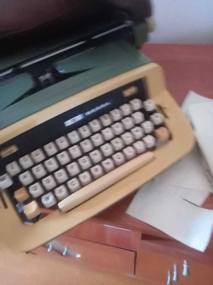Maquina escrever antiga, com bolsa