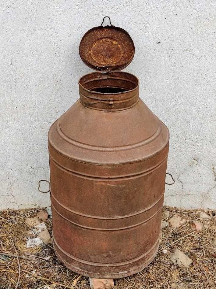 Talha decorativa antiga de azeite em metal