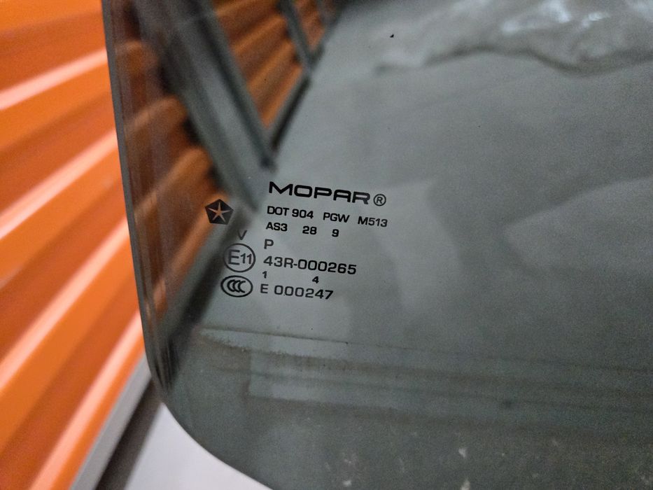 Скло заднє одинарне Grand Cherokee WK2
