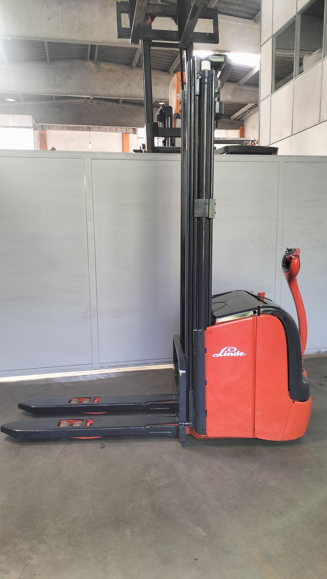 Empilhador , Porta paletes , Stacker Linde 1600kg , Triplo 5,30M