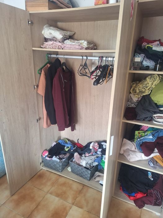 Vendo guardar roupa pouco tempo de uso .