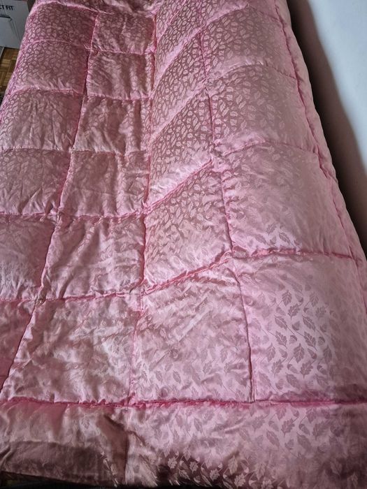 ekskluzywna kołdra puchowa z adamaszku róż ze złotożółtym 150x200cm