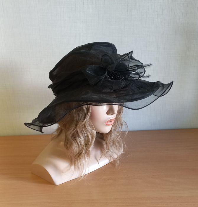 Шляпа из органзы чёрного цвета