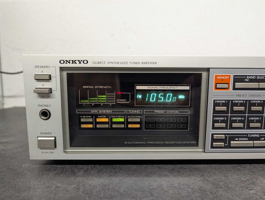 Cтерео ресивер Onkyo TX-300.