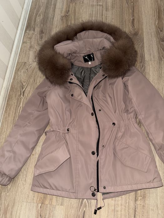 Продам жіночу куртку-парку з натуральним хутром.
