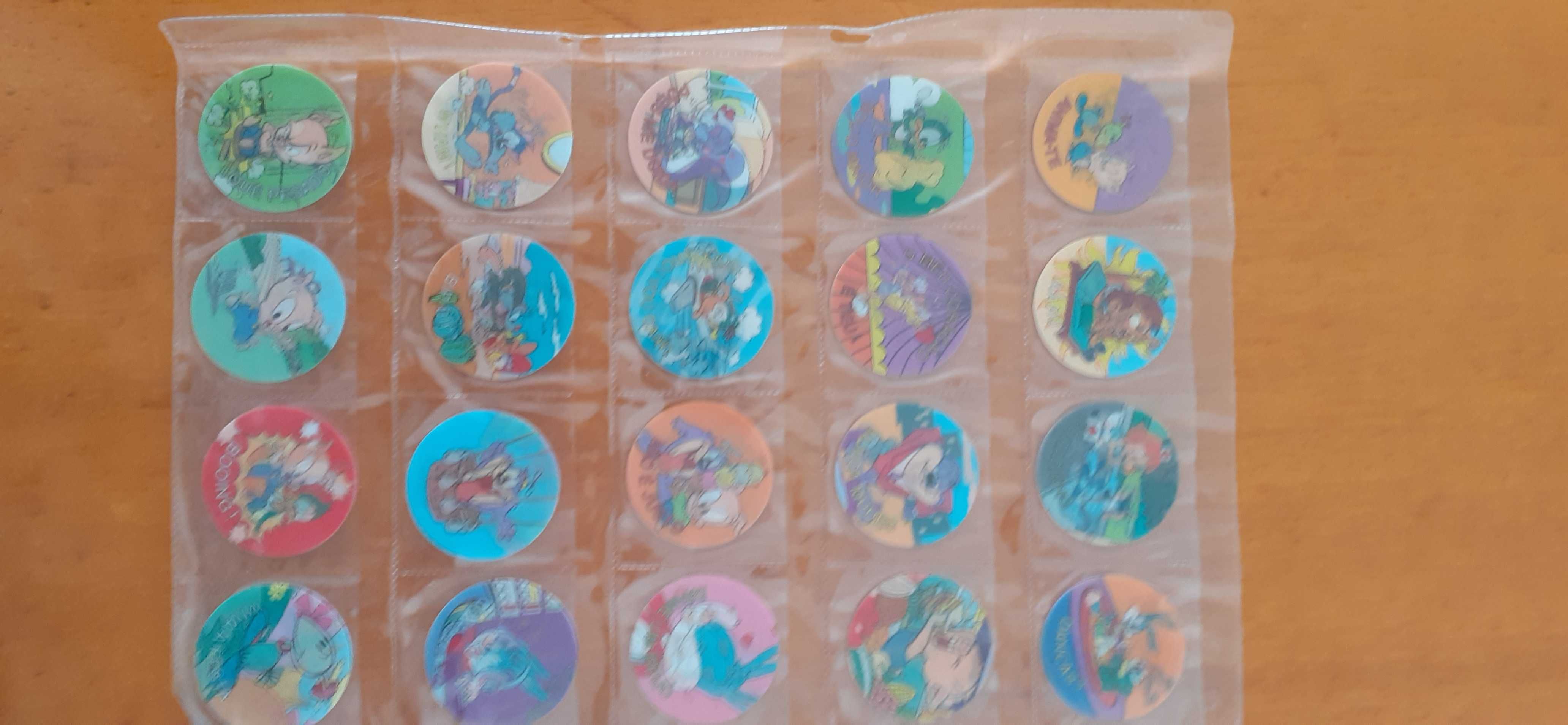 Tazos com diferentes temas