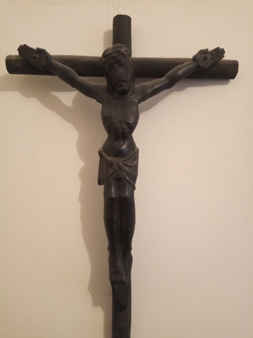 Crucifixo em madeira de pau preto