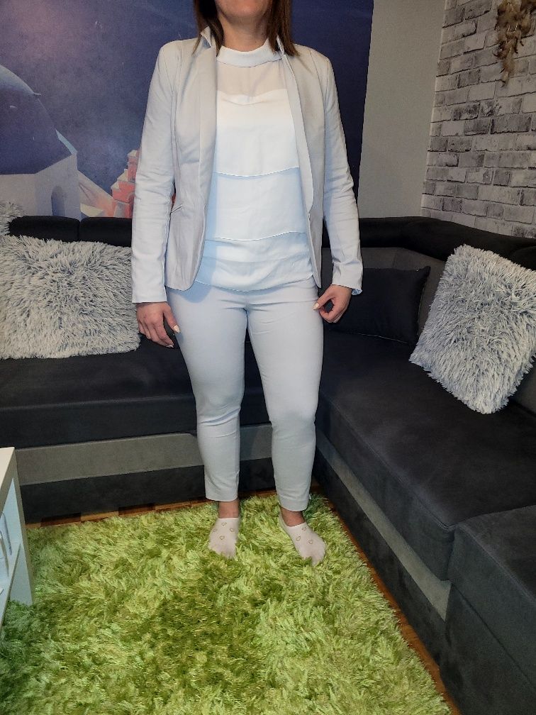 Jasno-szary garnitur Justyna L plus bluzka