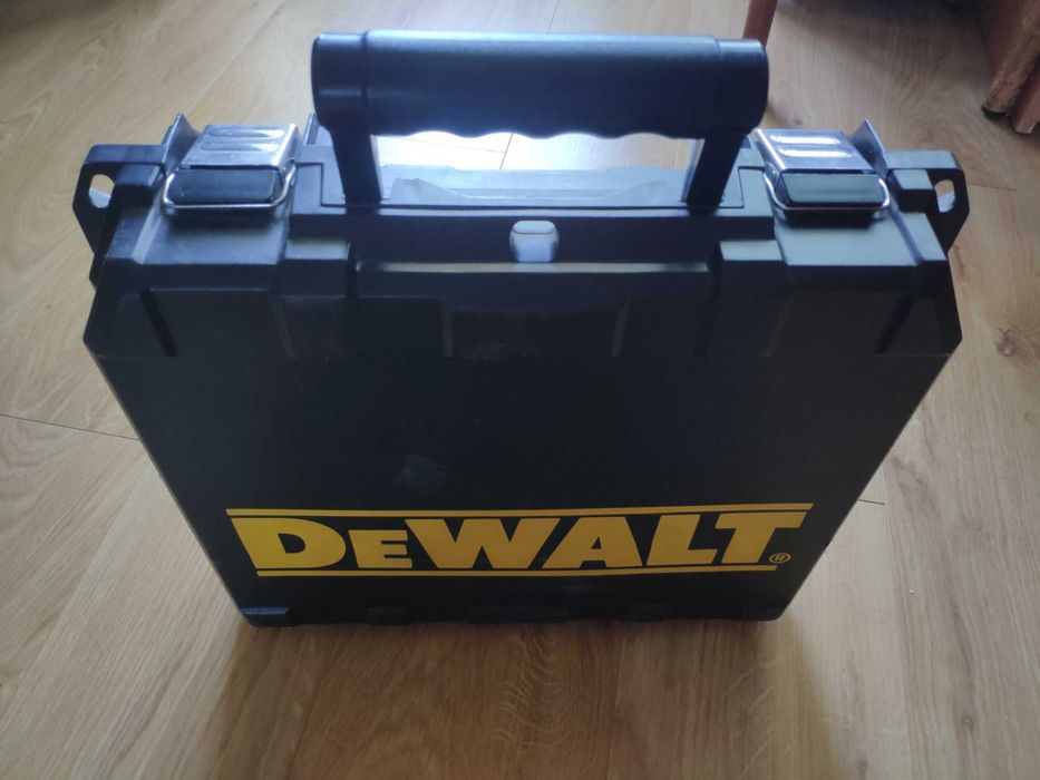 Продам аккумуляторную дрель-шуруповерт DeWALT DC728KA