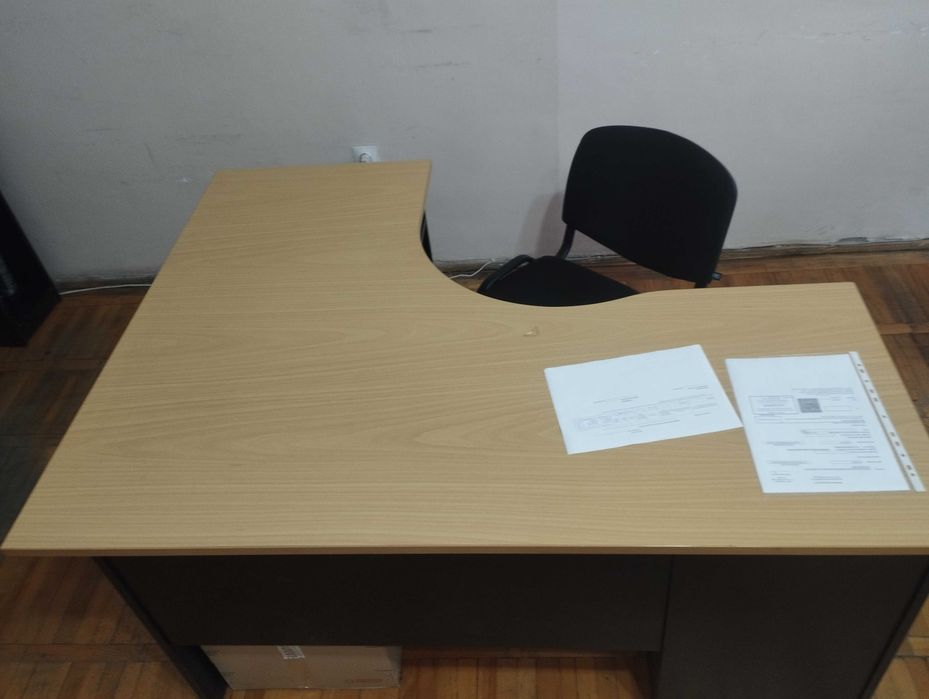 Меблі в офіс стіл шафа тумбочка