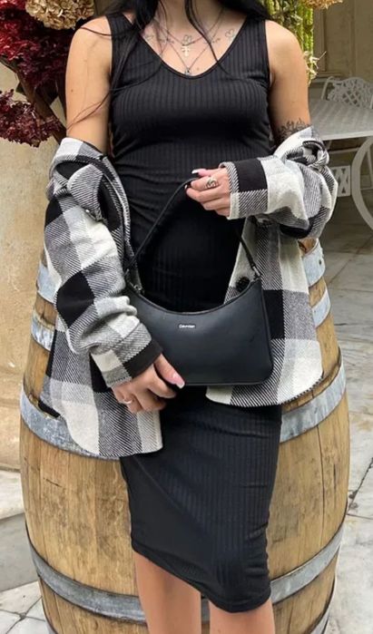 довге чорне плаття, з коротким рукавом