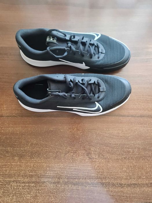 Продам нові тенісні кросівки Nike