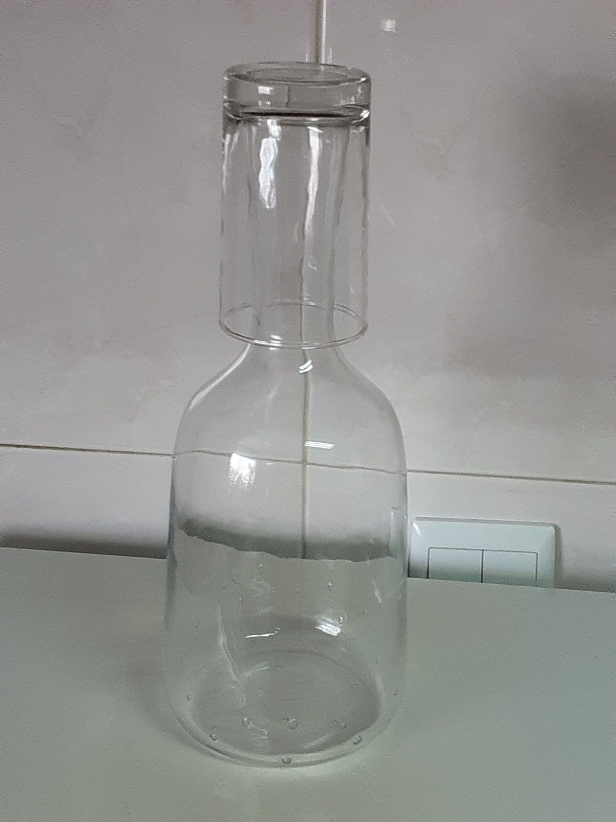 Garrafa com copo para água em vidro  com design bonito pintinhas na G