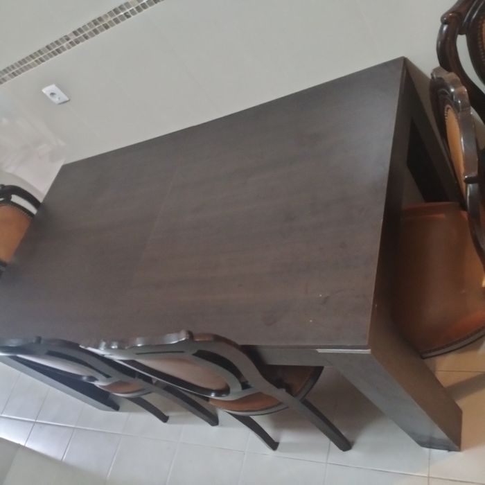 Mesa com cadeiras em muito bom estado