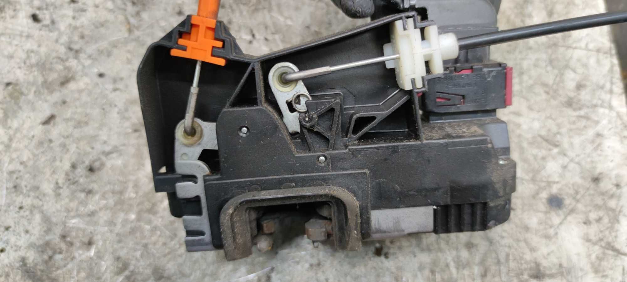 Opel Corsa C Zamek Drzwi Prawy Przód Klamka