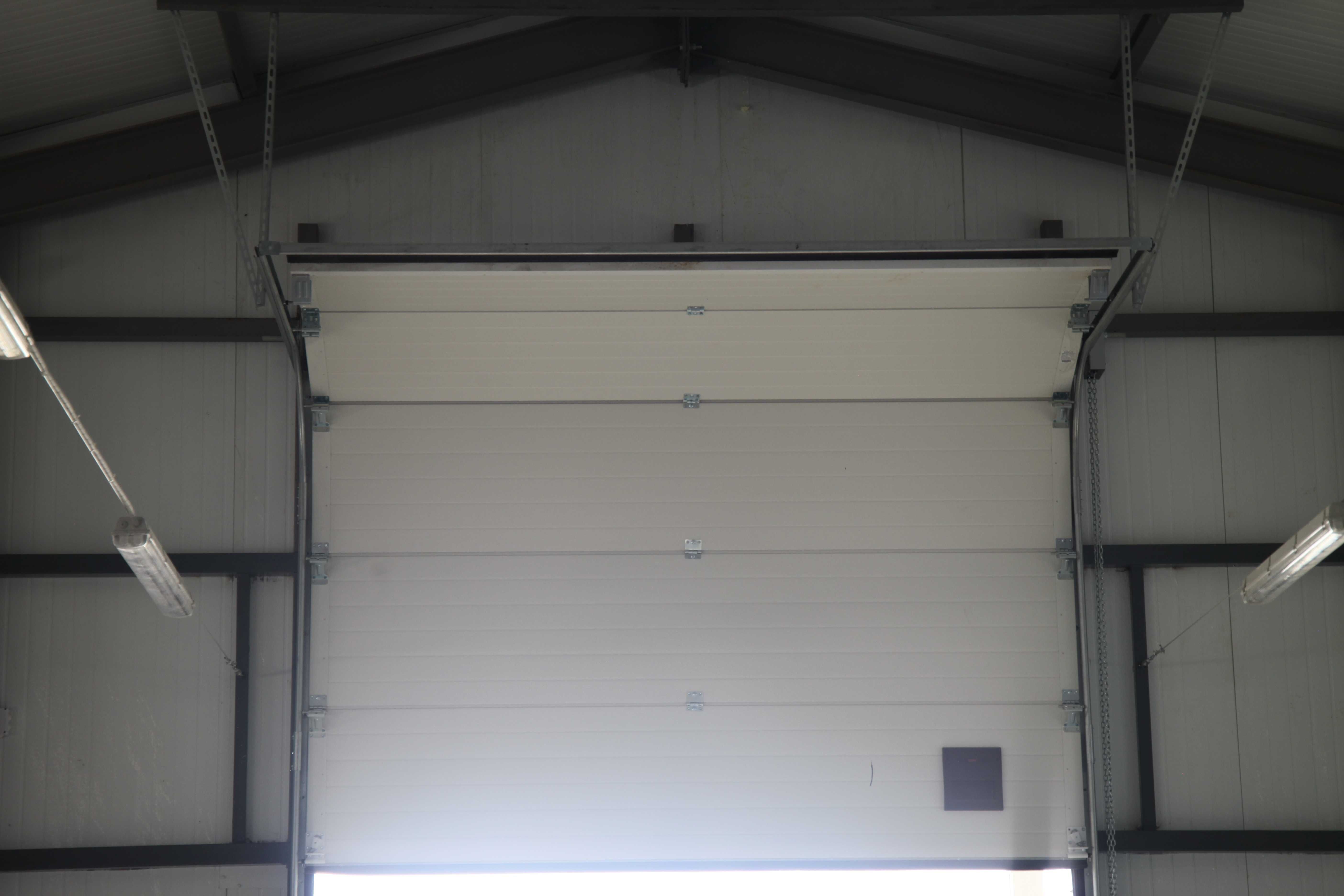 Секційні ворота в бокс гараж з кріпленням для високого підйому полотна