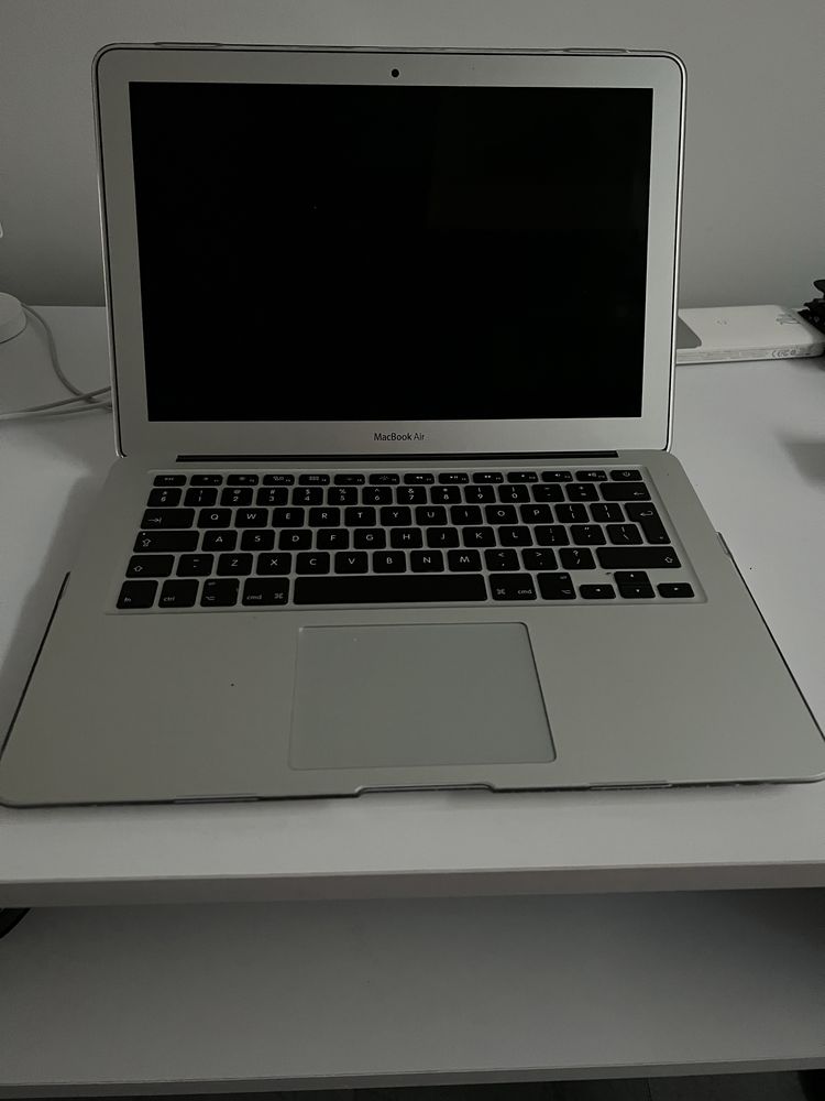 APPLE MacBook Air 13 / 13.3” / i5 / 128 GB
