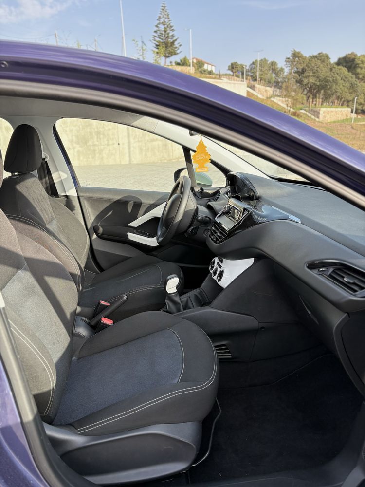 Peugeot 208 (COMO NOVO)