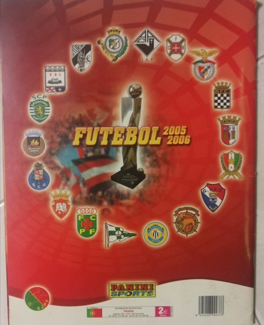 Vendo caderneta de Futebol 2005 completa mpleta