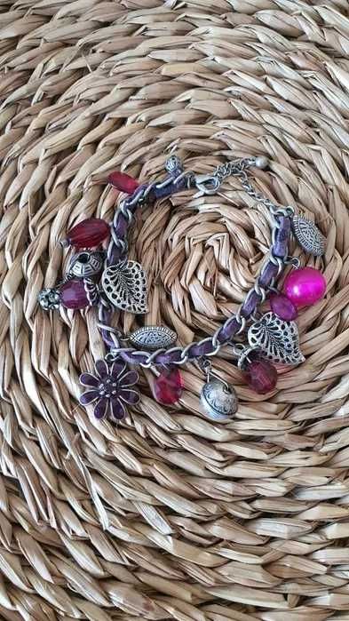 Bransoletka z zawieszkami wisiorkami koralikami fioletowa