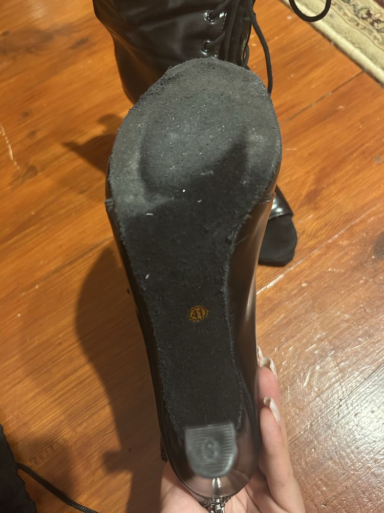Продаю хілс від Bevel heels
