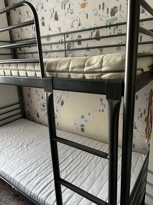 Łóżko pietrowe SVÄRTA z materacami