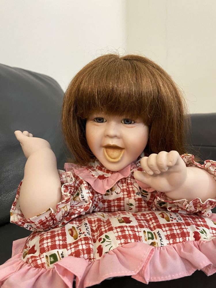 Boneca de porcelana antiga