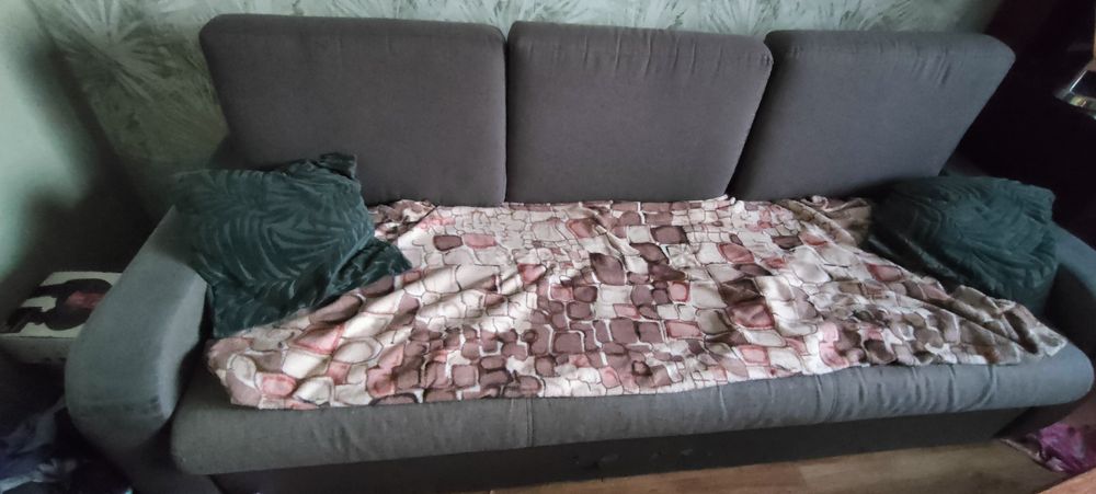 Używana sofa w kolorze szarym
