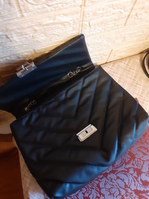 Сумка жіноча стьогана на замку